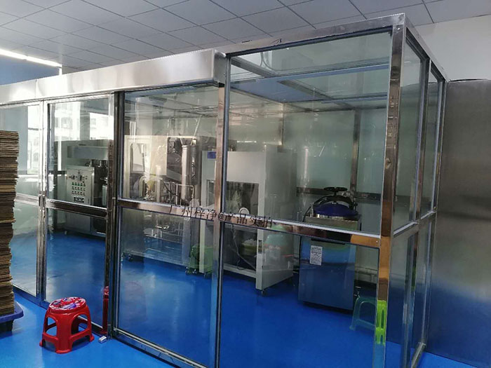 裝配式潔凈室也叫潔凈棚,將潔凈FFU放置在由專業凈化鋁型材組裝而成的框架上。 裝配式潔凈室也叫潔凈棚,將潔凈FFU放置在由專業凈化鋁型材組裝而成的框架上。
